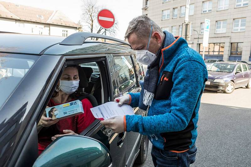 Náměstek hejtmana Jiří Navrátil se stal také součástí týmu, který přímo předával ochranné prostředky poskytovatelům sociálních služeb.