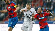 FC Baník Ostrava - FC Viktoria Plzeň, zleva Roman Hubník, Martin Šindelář, Jakub Řezníček