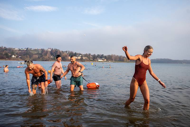 Charitativní plavecká akce Kamilovy míle, kterou uspořádal spolek plavců Zimní koupelníci, 13. listopadu 2021, Žermanická přehrada.