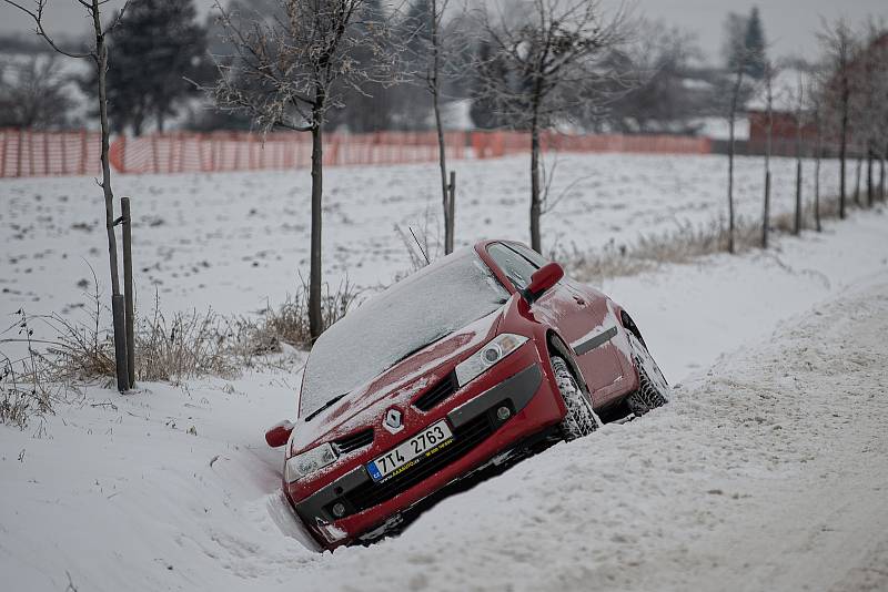 Sníh komplikuje dopravu na mnoha místech v kraji, 8. února 2021 v Ostravě.