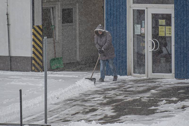 Sníh komplikuje dopravu na mnoha místech v kraji, 8. února 2021 v Ostravě.