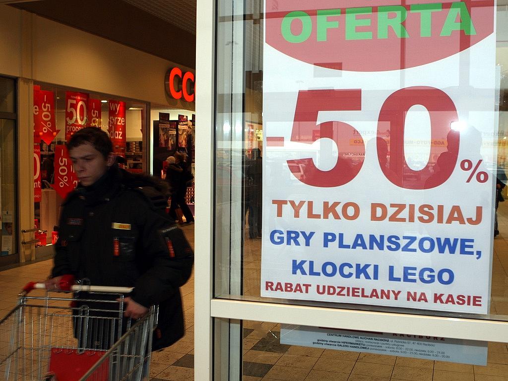Lidé zaplavují už i velká obchodní centra v Polsku - Moravskoslezský deník