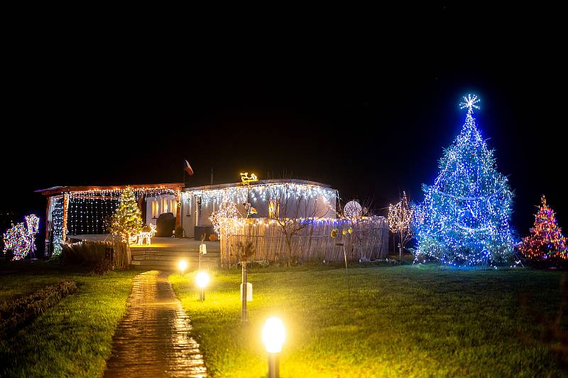 Vánoční výzdoba rodinného domu na ulici Společná ve Vřesině. 24. prosince 2020 v Ostravě.