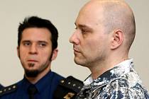 Šestatřicetiletý Ivo Červenka z Havířova, který v březnu loňského roku málem připravil o život svou o tři roky starší přítelkyni, byl ve středu odsouzen k 22,5 roku vězení.