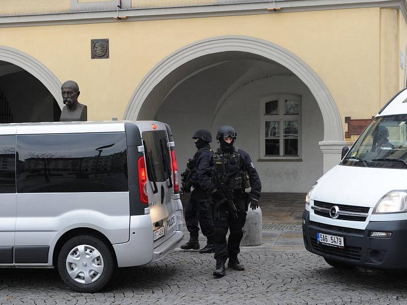 Poklad ze Slezské Středy, jehož součástí je i cenná zlatá koruna, byl v pátek dopoledne za dohledu policejních těžkooděnců naložen do transportních aut a odjel zpátky do Polska.