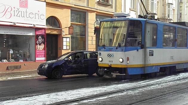 Nehoda tramvaje v centru Ostravy.