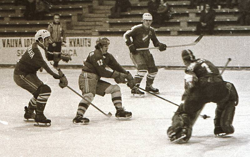 VÍTKOVICE A BANÍK. Naposledy se oba ostravské kluby střetly v sezoně 1971/1972. Na snímku František Černík (uprostřed) již v dresu vítkovického celku.