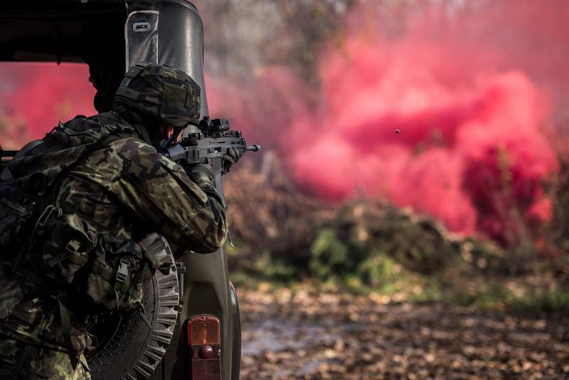 Na cvičení Safeguard 2015 předvedla jednotka sedmdesáti záložáků střežení objektu ostravského letiště společně se složkami Integrovaného záchranného systému.