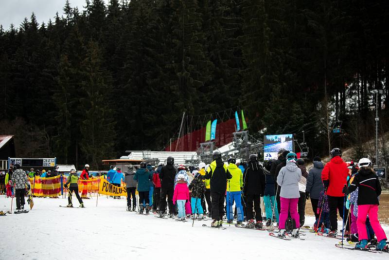 Poslední den otevření sjezdovek. Od 27. prosince musí provozovatelé ukončit provoz lyžařských vleků kvůli vládnímu opatření v souvislosti s pandemií Covid-19. 26. prosince 2020 na Bílé.