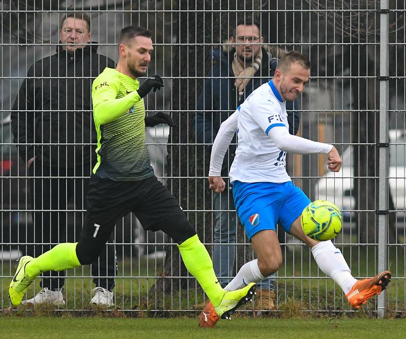 Fotbalisté Baníku Ostrava prohráli přípravné utkání s druholigovým Prostějovem 0:1. (6. ledna 2021, Ostrava). Na snímku vpravo Nemanja Kuzmanovič.