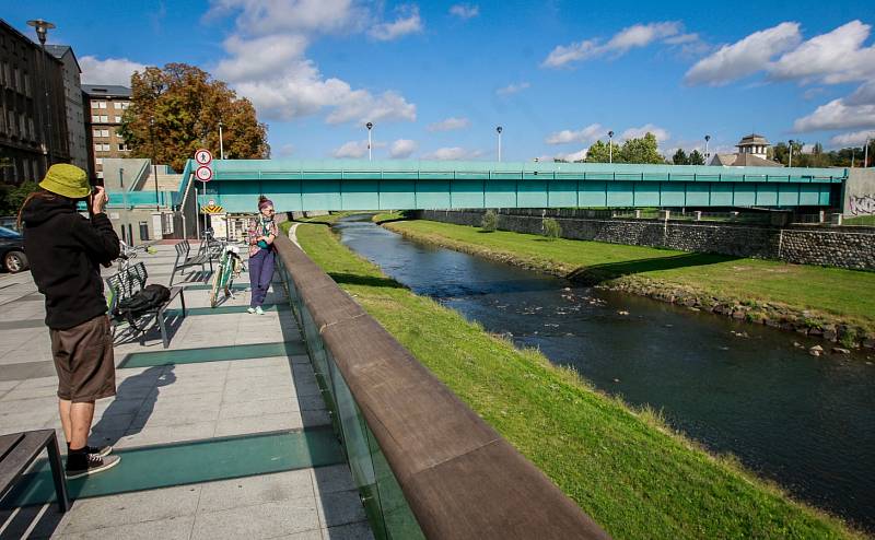 Pětipodlažní skelet, jednou snad bytový dům, je stěžejním místem Malé Kodaně, pomyslné spojnice centra města s řekou Ostravicí. Už pět let stále atraktivnější lokalitu hyzdí a líbivou vizi kulturní čtvrti oddaluje.