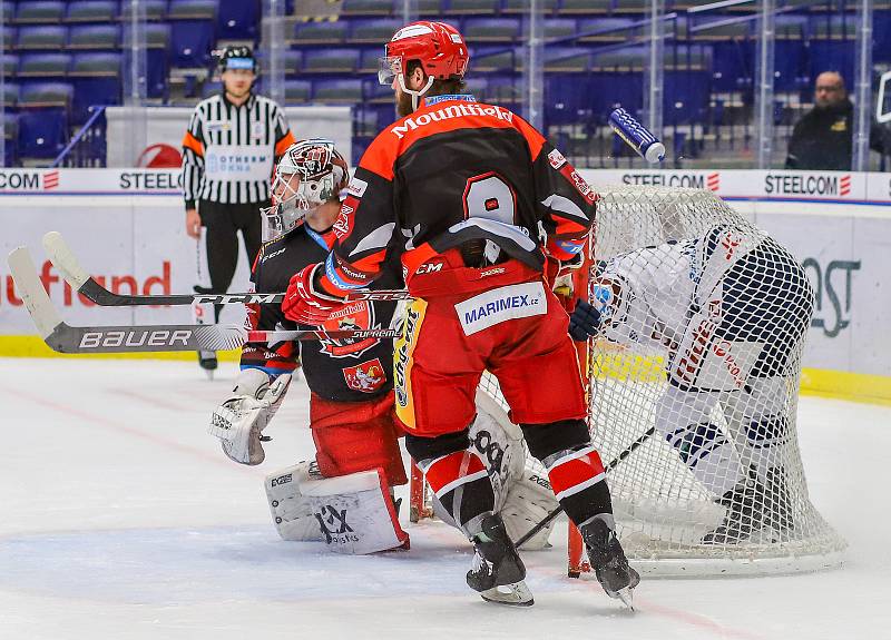 Utkání 39. kola hokejové extraligy: HC Vítkovice Ridera - Mountfield Hradec Králové, 24. ledna 2020 v Ostravě. Na snímku (zleva) brankář Hradce Králové Marek Mazanec, Petr Šidlík, Miroslav Indrák.