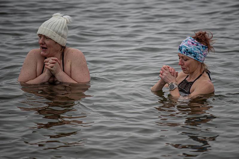 Otužilci ve vodách Stříbrného jezera v Opavě.