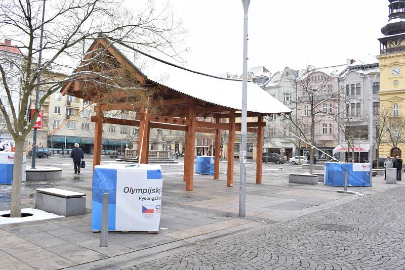 Příprava Korejské vesničky na Masarykově náměstí v Ostravě, která zde bude fungovat po dobu olympiády a Olympijského festivalu Ostrava 2018. 