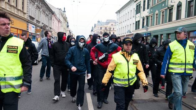 Fanoušci Sparty se na Bazaly z hlavního nádraží přesunuli pěšky.