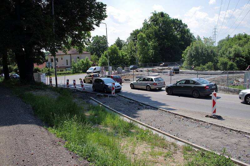 Stavba prodejny Lidl v ulici Nad Porubkou v Ostravě-Porubě, v místě bývalého areálu Bytostav, si vyžádala dopravní omezení. Takto situace na místě vypadala 8. června 2021.