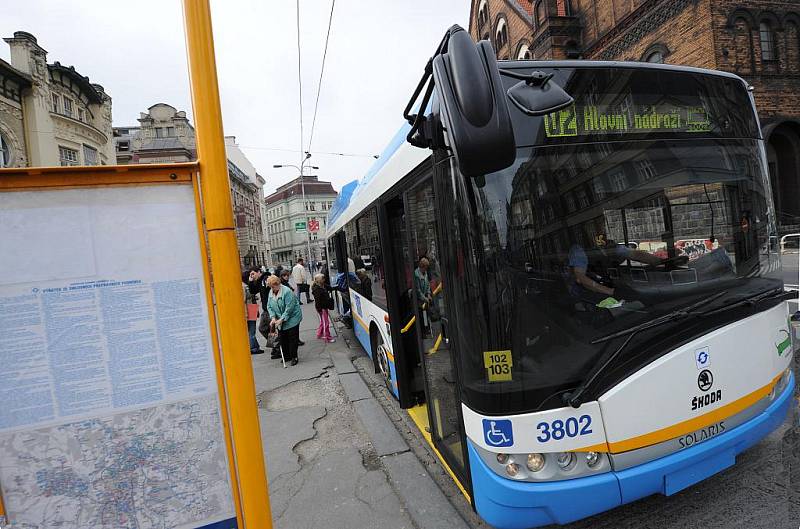 Do Ostravy v těchto dnech dorazily tři nové nízkopodlažní trolejbusy, čímž se v městské hromadné dopravě opět zlepšily podmínky pro tělesně postižené osoby či maminky s kočárky.