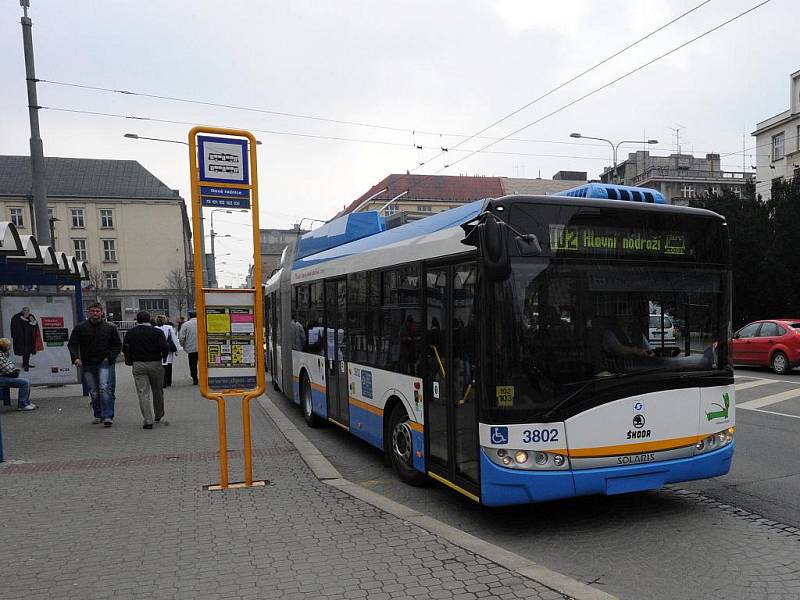 Do Ostravy v těchto dnech dorazily tři nové nízkopodlažní trolejbusy, čímž se v městské hromadné dopravě opět zlepšily podmínky pro tělesně postižené osoby či maminky s kočárky.