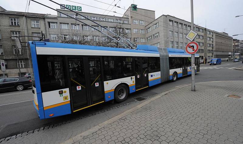 Do Ostravy v těchto dnech dorazily tři nové nízkopodlažní trolejbusy, čímž se v městské hromadné dopravě opět zlepšily podmínky pro tělesně postižené osoby či maminky s kočárky.