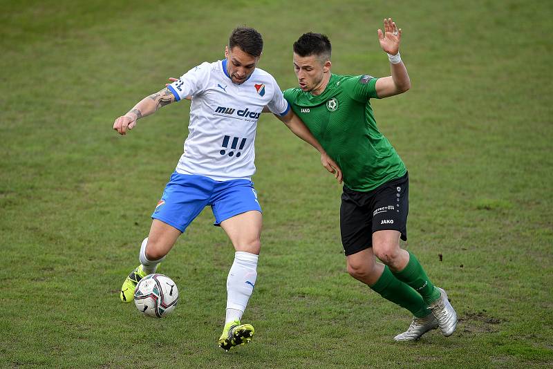 Utkání 23. kola první fotbalové ligy: FC Baník Ostrava – 1. FK Příbram, 13. března 2021 v Ostravě. (zleva) Adam Jánoš z Ostravy a Radek Voltr z Příbrami.