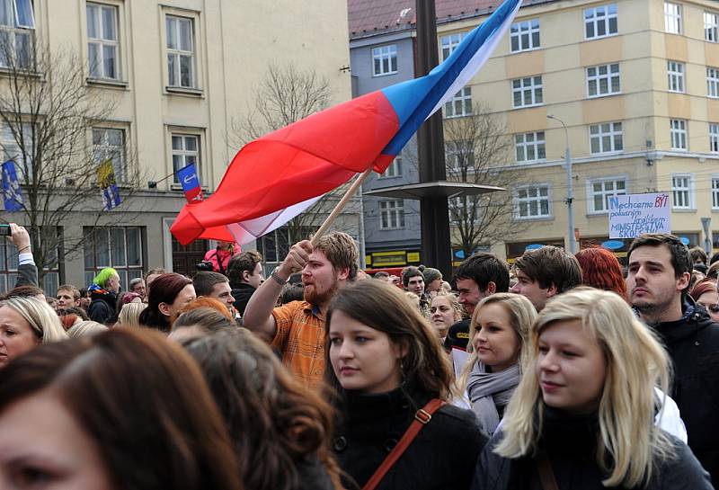 Ve středu se městem prošel protestní průvod, byl další z akcí pořádaných v rámci takzvaného Týdne neklidu. Studenti a někteří pedagogové projevují svůj nesouhlas s reformou.