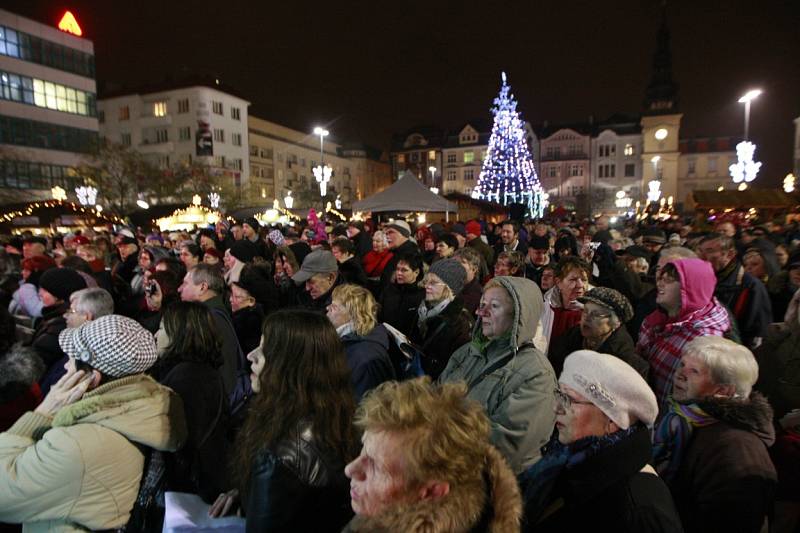 Akce Česko zpívá koledy v Ostravě na Masarykově náměstí.