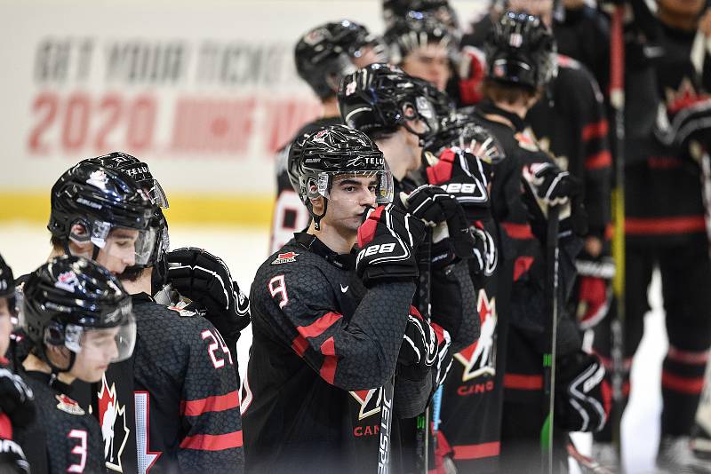 Mistrovství světa hokejistů do 20 let, skupina B: Kanada - ČR, 31. prosince 2019 v Ostravě. Na snímku (střed) Joe Veleno.