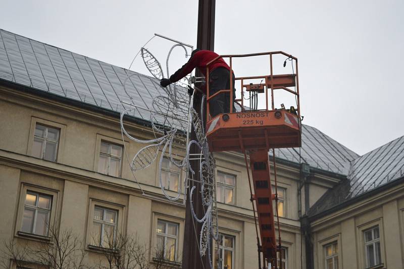 Odstraňování vánočních ozdob v centru Ostravy.