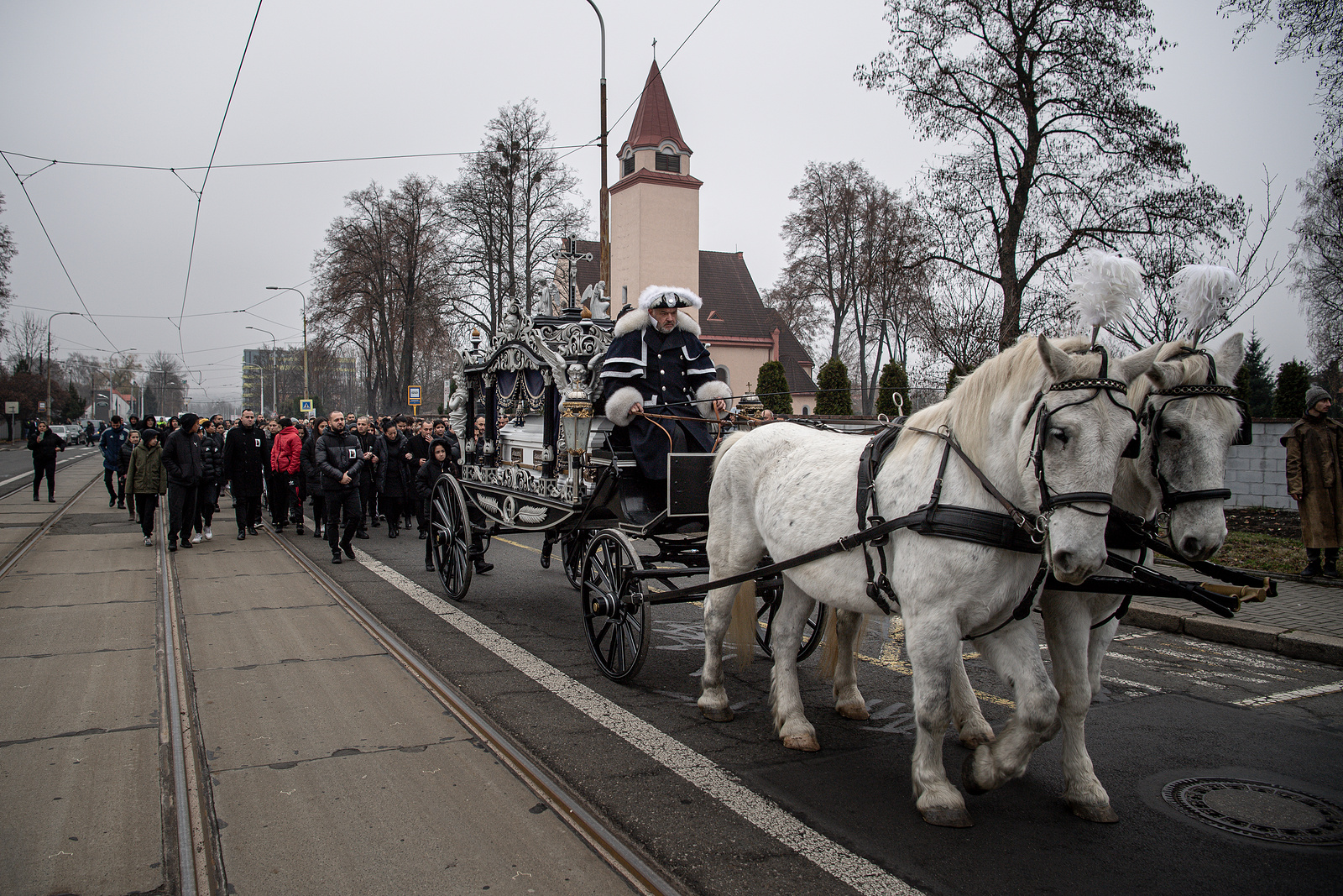 VIDEO: Romský pohřeb v Ostravě. Průvod s kočárem se loučil s dívkou z  Muglinova - Moravskoslezský deník