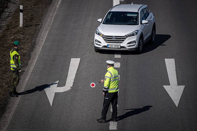 Policejní kontrola mezi okresy Ostrava a Frýdek-Místek na ulici Místecká, březen 2021.