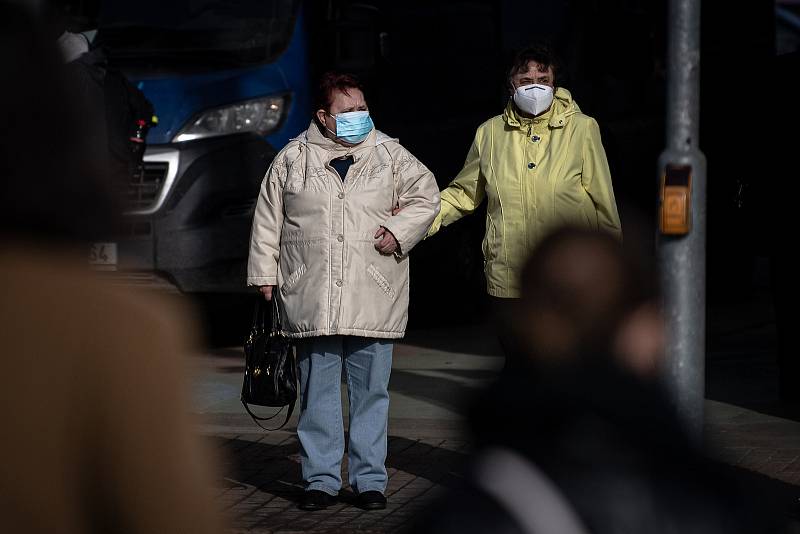 Ženy s respirátorem, 25. února 2021 v Ostravě. Kvůli koronavirové epidemii začala platit povinnost na frekventovaných místech nosit respirátor nebo dvě jednorázové zdravotnické roušky přes sebe.