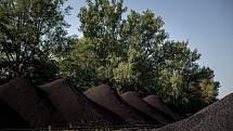 Hnědé uhlí v uhelném skladu Ridera, 20. července 2022, Ostrava.