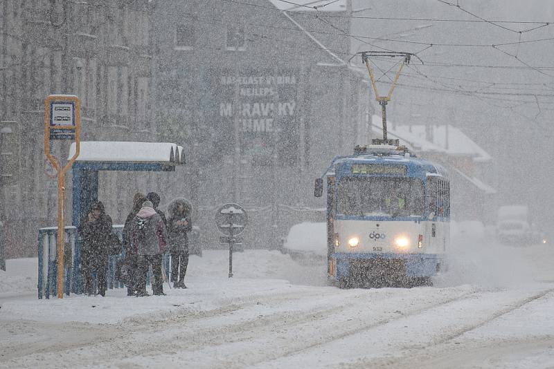 Sníh komplikuje dopravu na mnoha místech v kraji, 8. února 2021 v Ostravě.