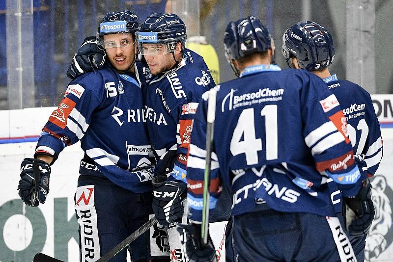 Utkání 8. kola hokejové extraligy: HC Vítkovice Ridera - HC Oceláři Třinec, 20. října 2021 V Ostravě. (vlevo) Petr Chlán z Vítkovic.