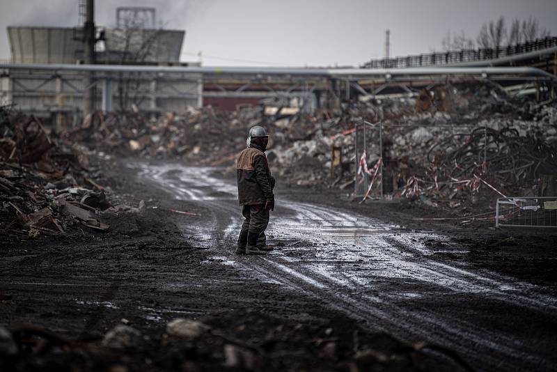 V areálu Vítkovice Steel probíhá demolice uzavřené ocelárny, 26. ledna 2021 v Ostravě.