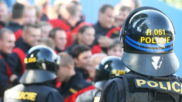 Ostravští policisté nacvičovali na Bazalech zásah proti fotbalovým rowdies