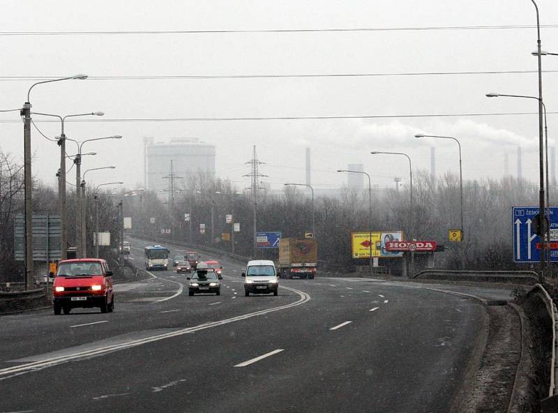 Smogová krajina s komíny ArceloruMittal v pozadí