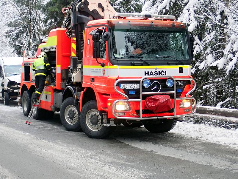 Dodávku Renault musel z porostu ve Starých Hamrech vyprostit až speciální vůz Bizon.