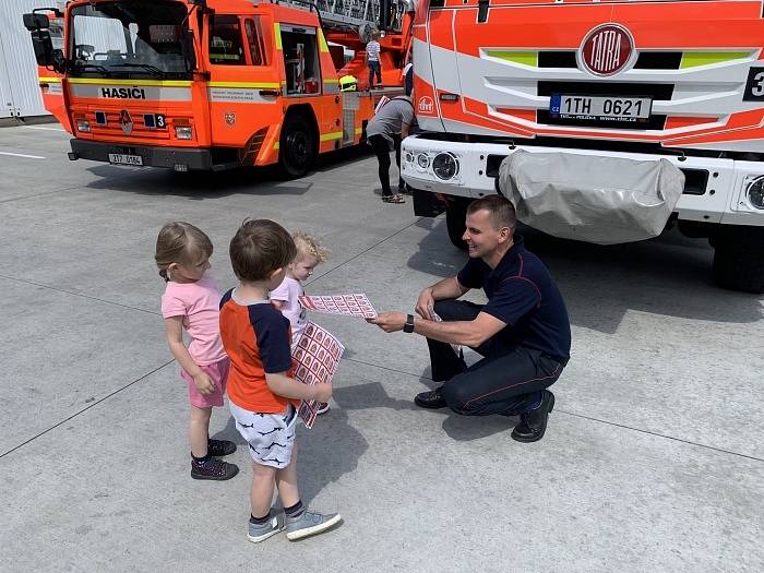 O návštěvu hasičských stanic byl velký zájem zejména u dětí.