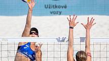 Semifinále žen Brazílie - Nizozemsko. FIVB Světové série v plážovém volejbalu J&T Banka Ostrava Beach Open, 2. června 2019 v Ostravě. Na snímku (zleva) Rebecca Cavalcanti Barbosa Silva (BRA), Madelein Meppelink (NED).