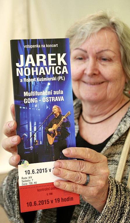 Zájemci o vstupenky na ostravský koncert Jarka Nohavici opět vytvořili v neděli v obchodním centru Nova Karolina dlouhou frontu.