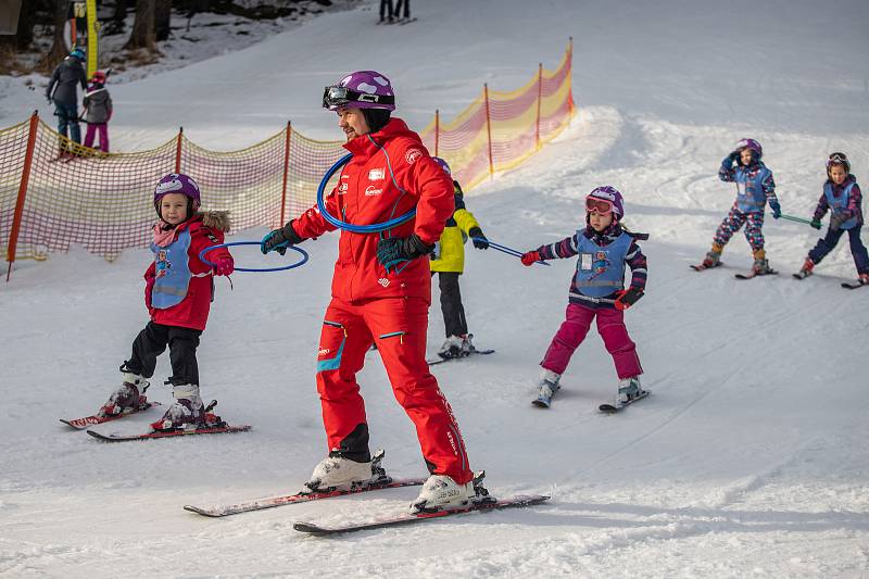 Lyžařská škola ve Ski areálu Bílá, 31. ledna 2020.