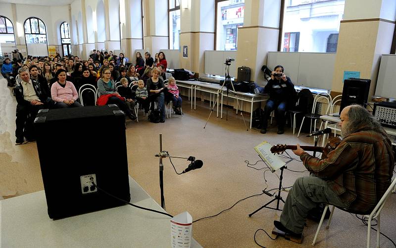 Studenti Ostravské univerzity se postavili proti návrhům zákonů ve školství a proti výraznému poklesu financování vysokých škol. 