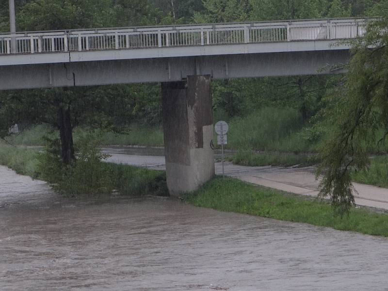 Zatopená a uzavřená část silnice v centru Ostravy.