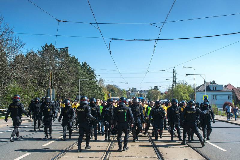 Příjezd opavských fanoušků do Ostravy a jejich přesun na vitkovický stadion na zápas Baník vs. Slezský FC, 21. dubna 2019.