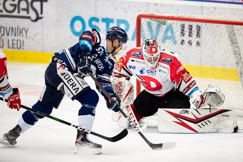 Utkání 50. kola hokejové extraligy: HC Vítkovice Ridera - HC Dynamo Pardubice, 2. března 2021 v Ostravě. (zleva) Jan Hruška z Vítkovic a brankář Pardubic Milan Klouček.