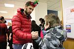 Hráči Vítkovic na nákupu vánočních dárků, které pak předali dětem hospitalizovaným ve Fakultní nemocnici Ostrava.