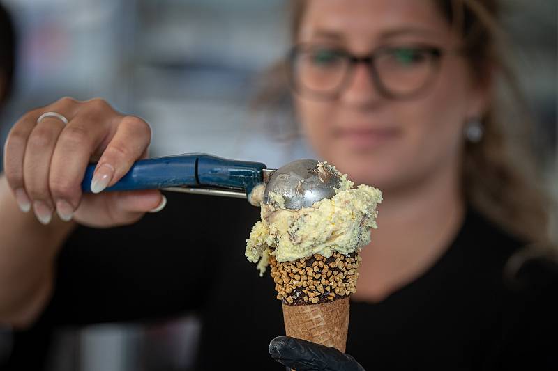 Zmrzlina v Café Mozart na Masarykově náměstí, 7. července 2020 v Ostravě.