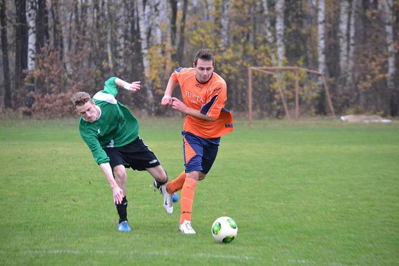 Lučina se na podzim protrápila k další porážce. Tentokráte nestačili Lučinští na fotbalisty Starého Města (zelené dresy).