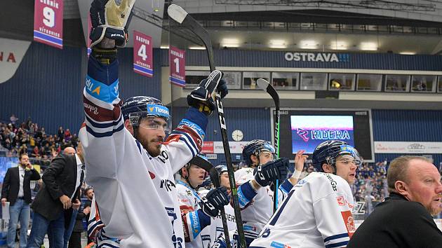 Vítkovice - Hradec Králové 5:2 (16. kolo extraligy, 30. 10. 2022). Na snímku v popředí domácí útočník Dominik Lakatoš, s deseti góly nejlepší střelec extraligy.